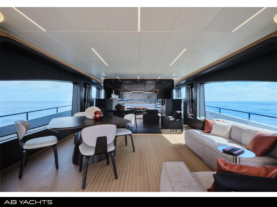 AB 95 Hull 209 salon