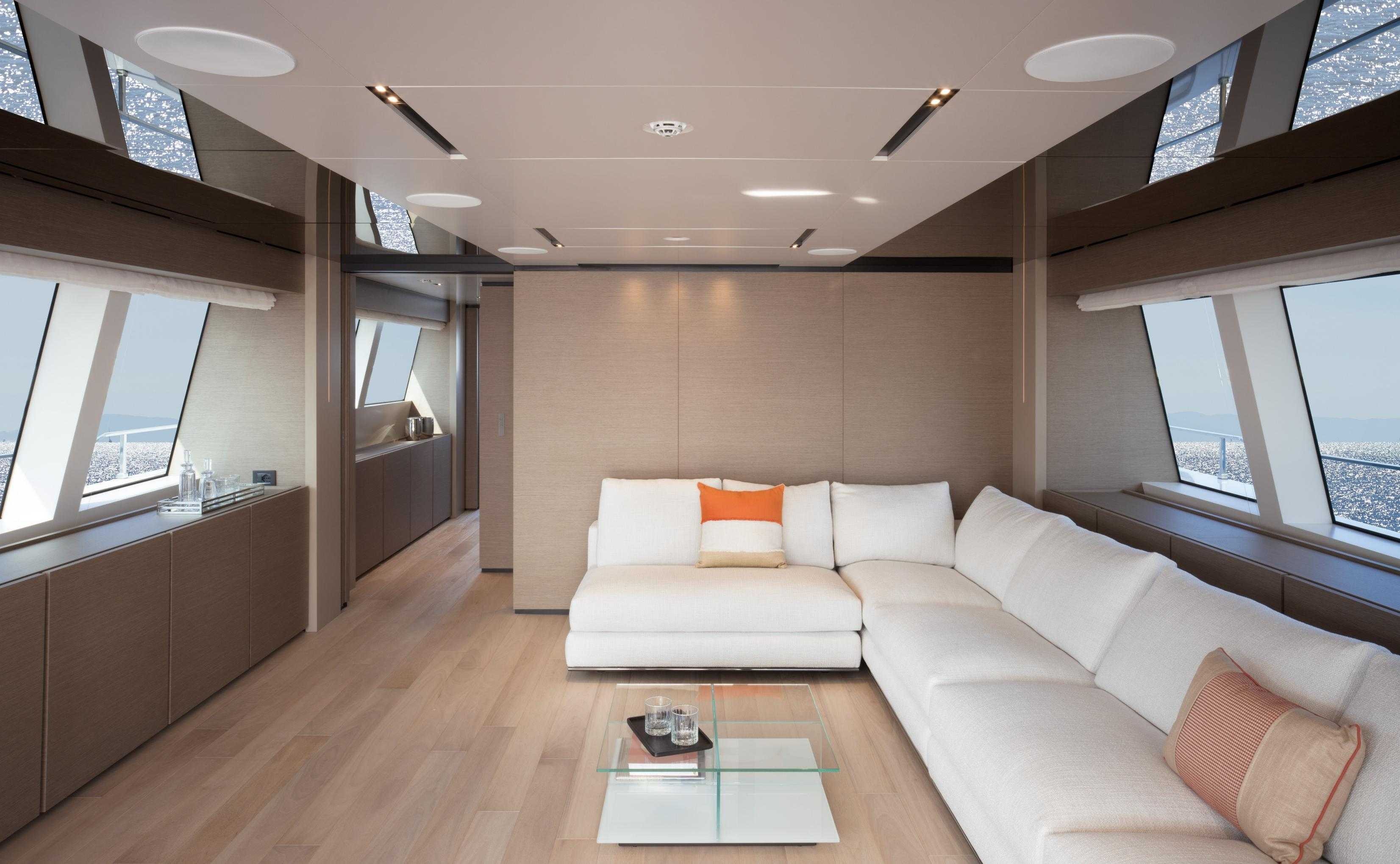 Custom Line Navetta 33 upper salon
