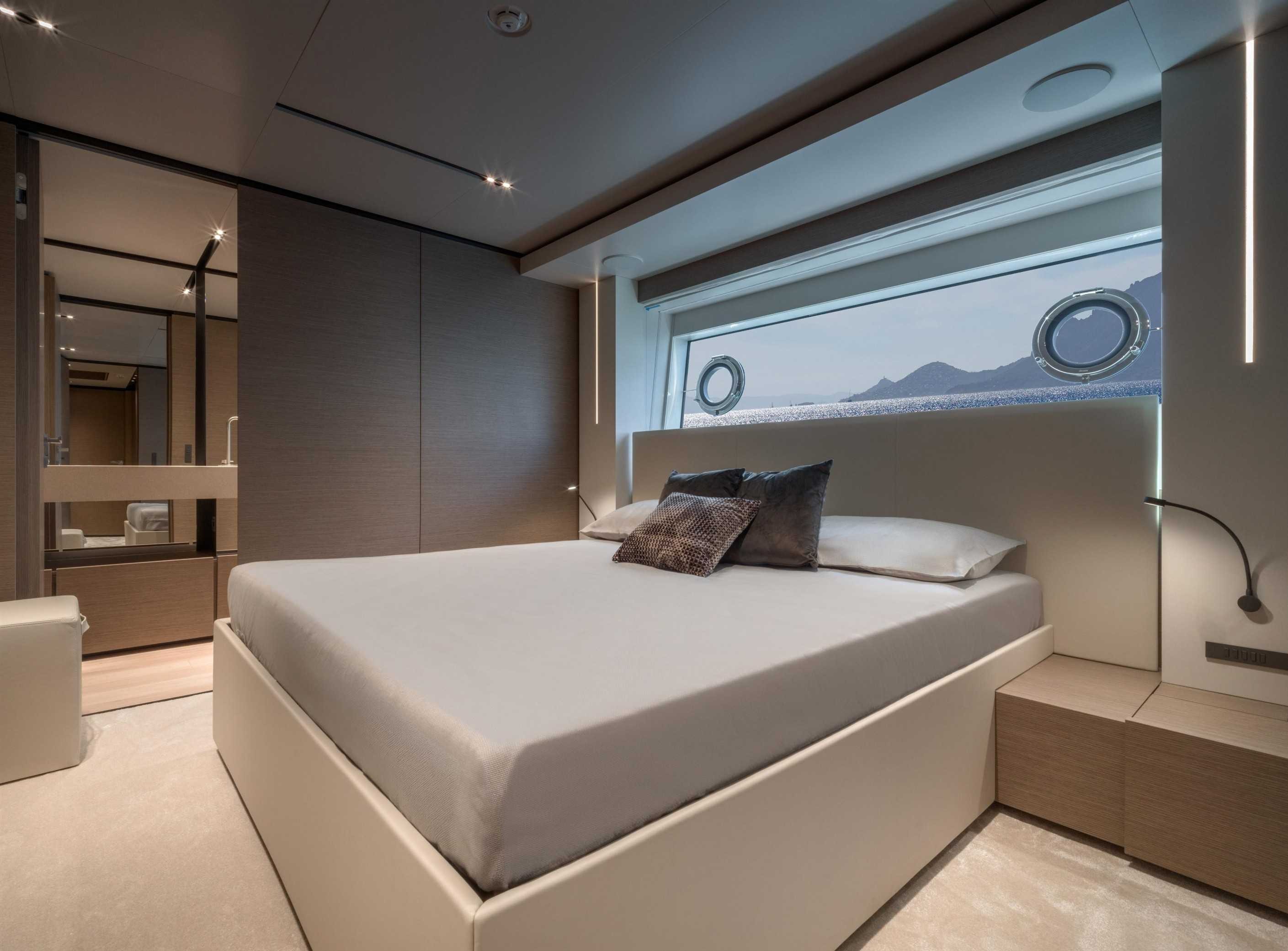 Custom Line Navetta 33 VIP cabin