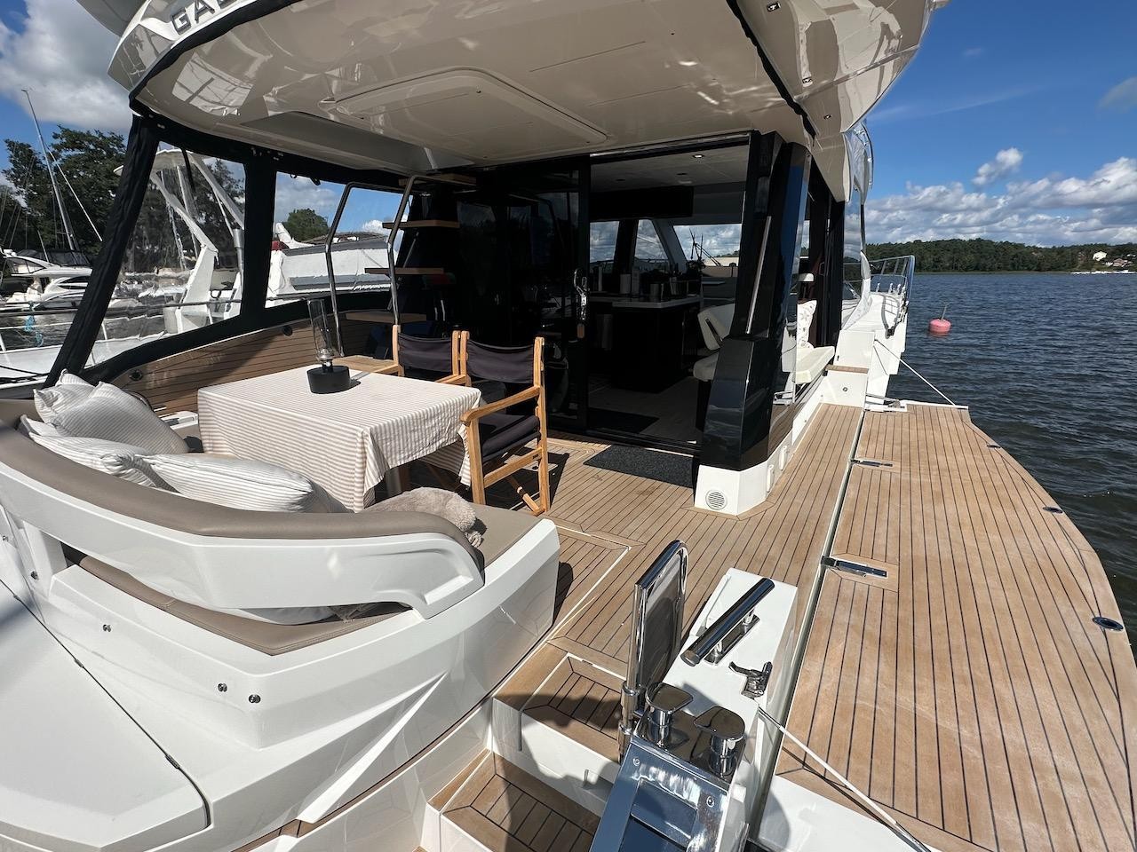 Galeon 500 FLY aft cockpit