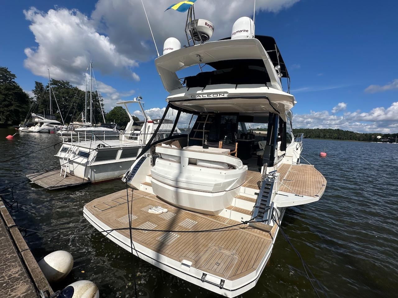 Galeon 500 FLY stern and bathing platform