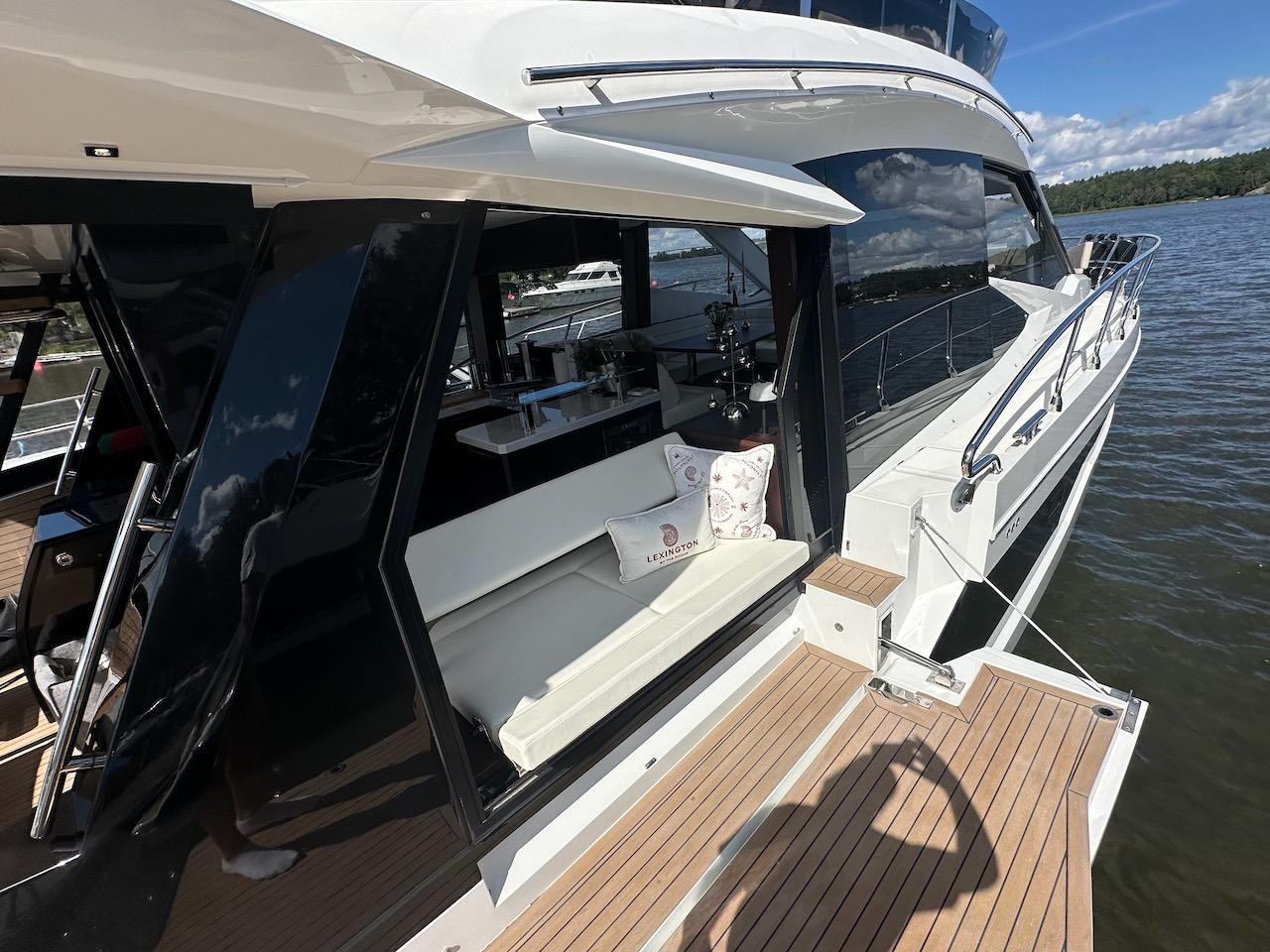 Galeon 500 FLY side deck and Beach Mode balcony