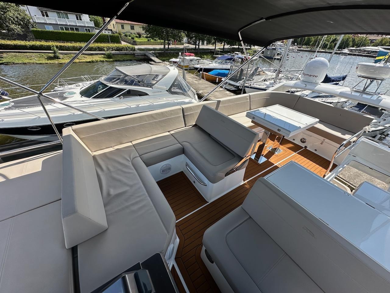 Galeon 500 FLY flybridge seating