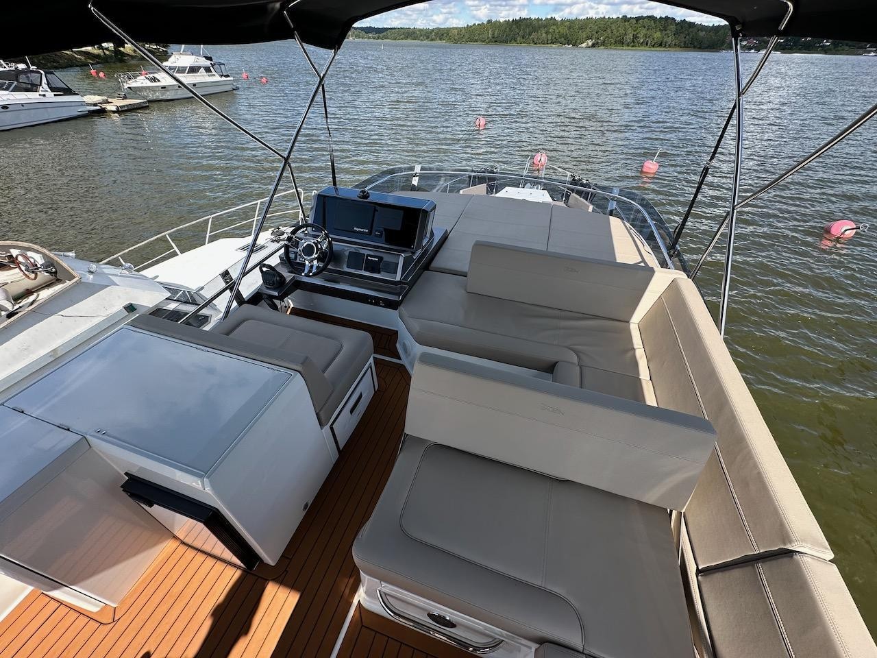 Galeon 500 FLY foredeck lounge