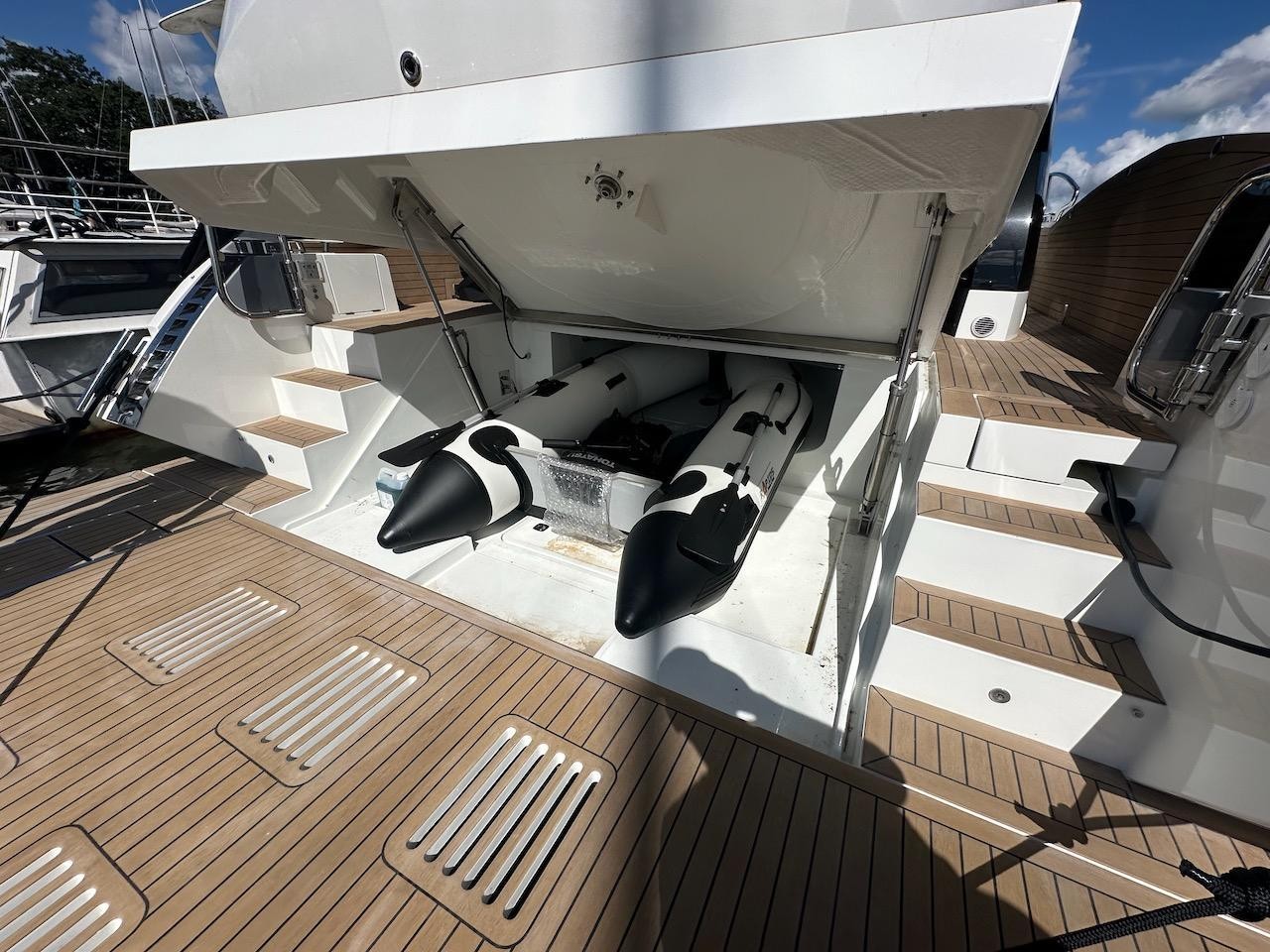 Galeon 500 FLY hydraulic tender garage