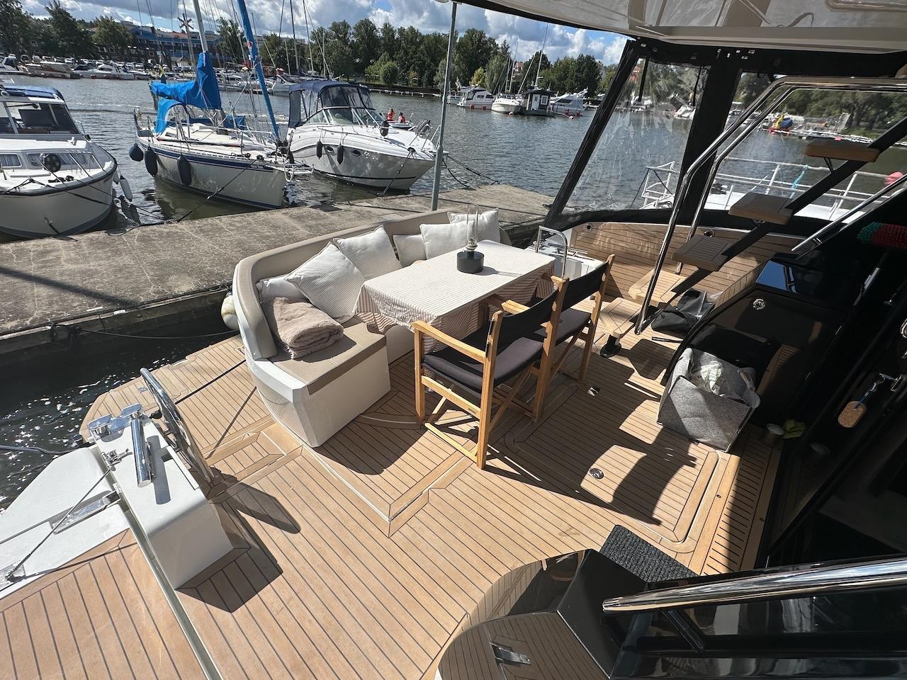 Galeon 500 FLY cockpit entertaining area