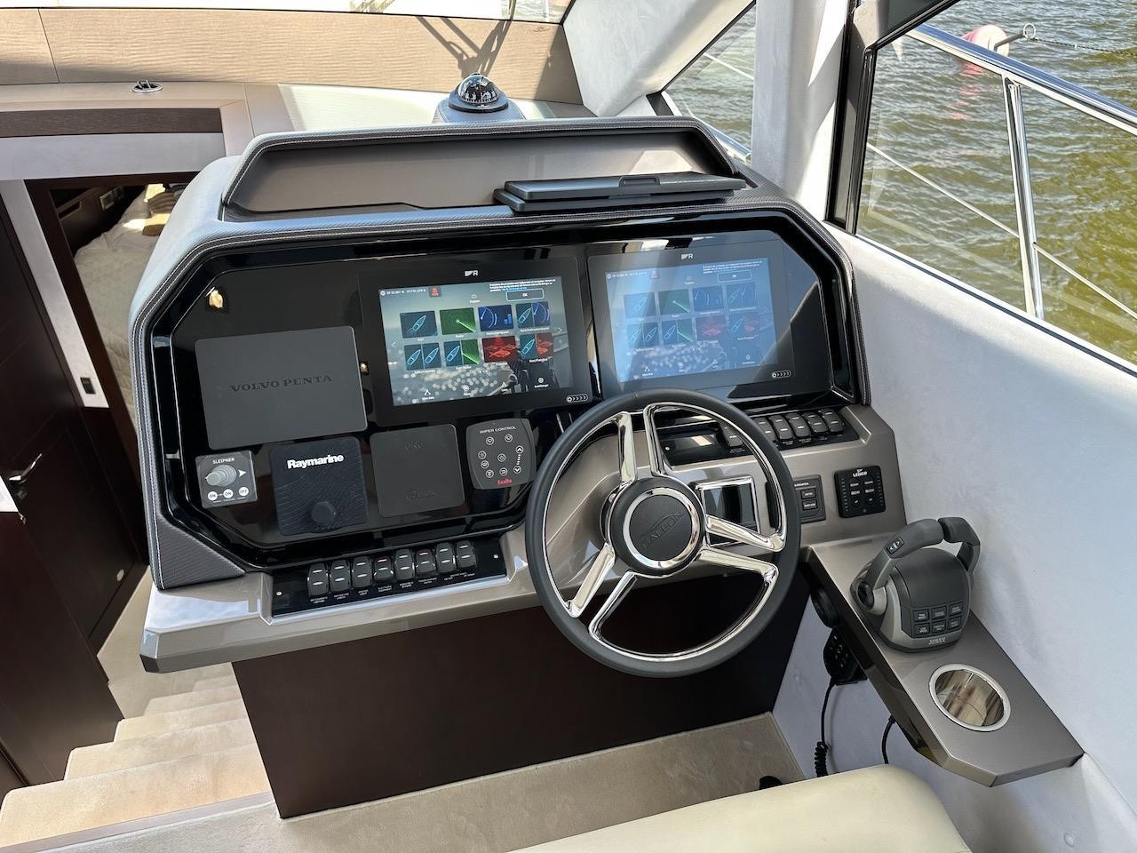 Galeon 500 FLY helm and Raymarine electronics