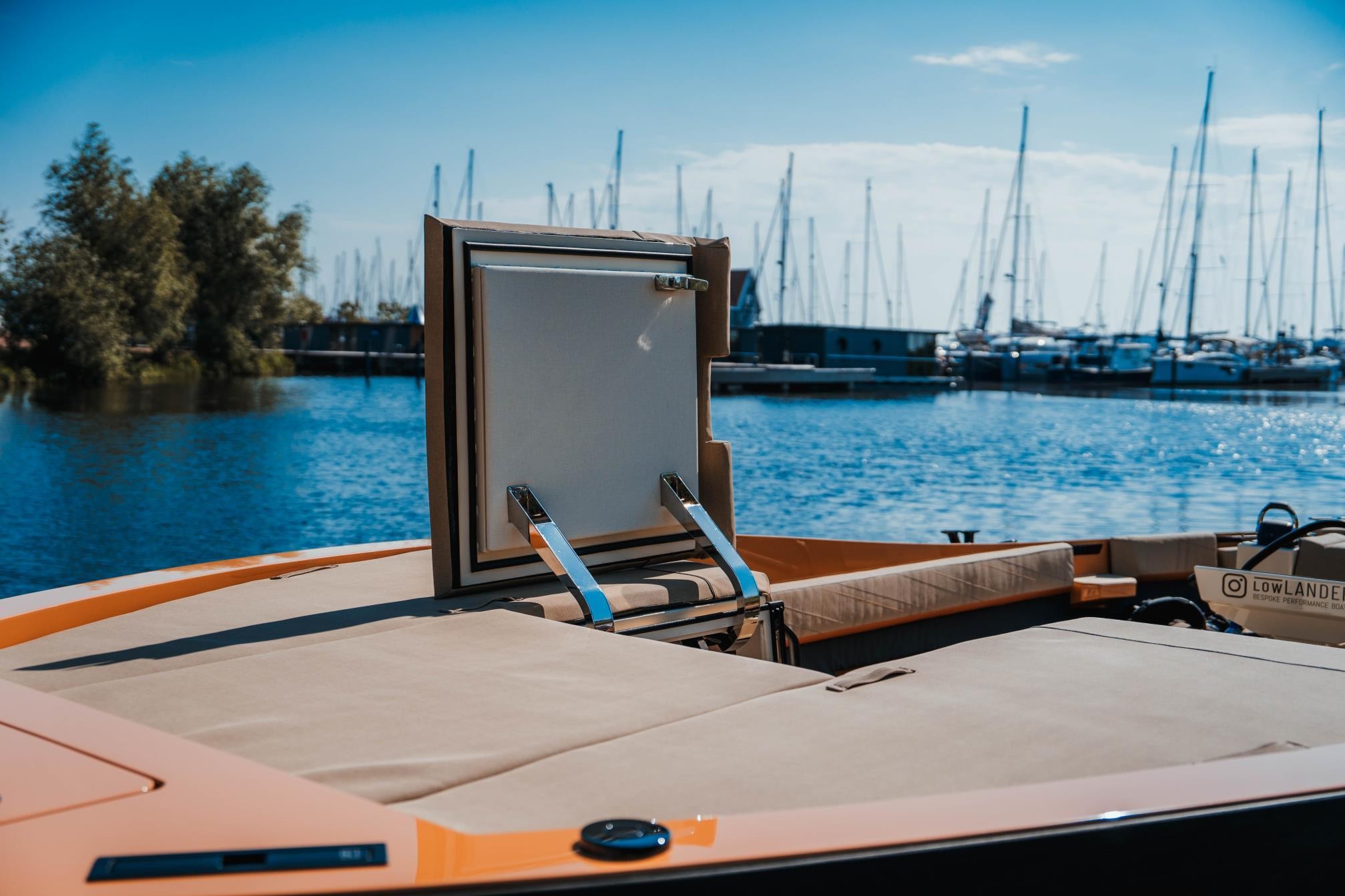 Lowlander 851 Speedster aft lounge