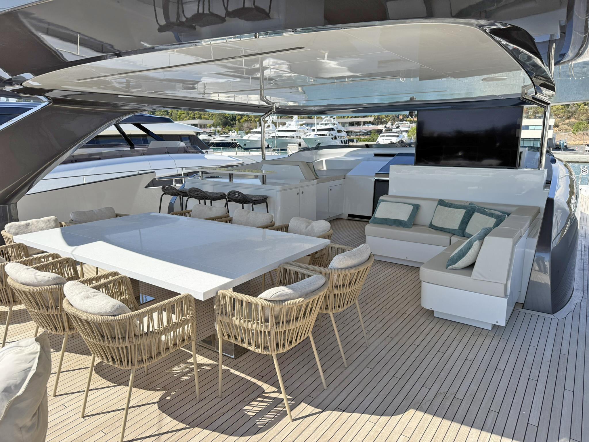 Maiora 30 Walkaround supplied brochure image 21
