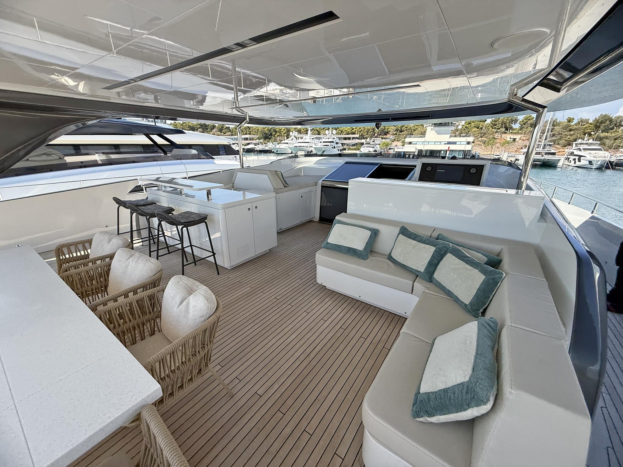 Maiora 30 Walkaround supplied brochure image 22