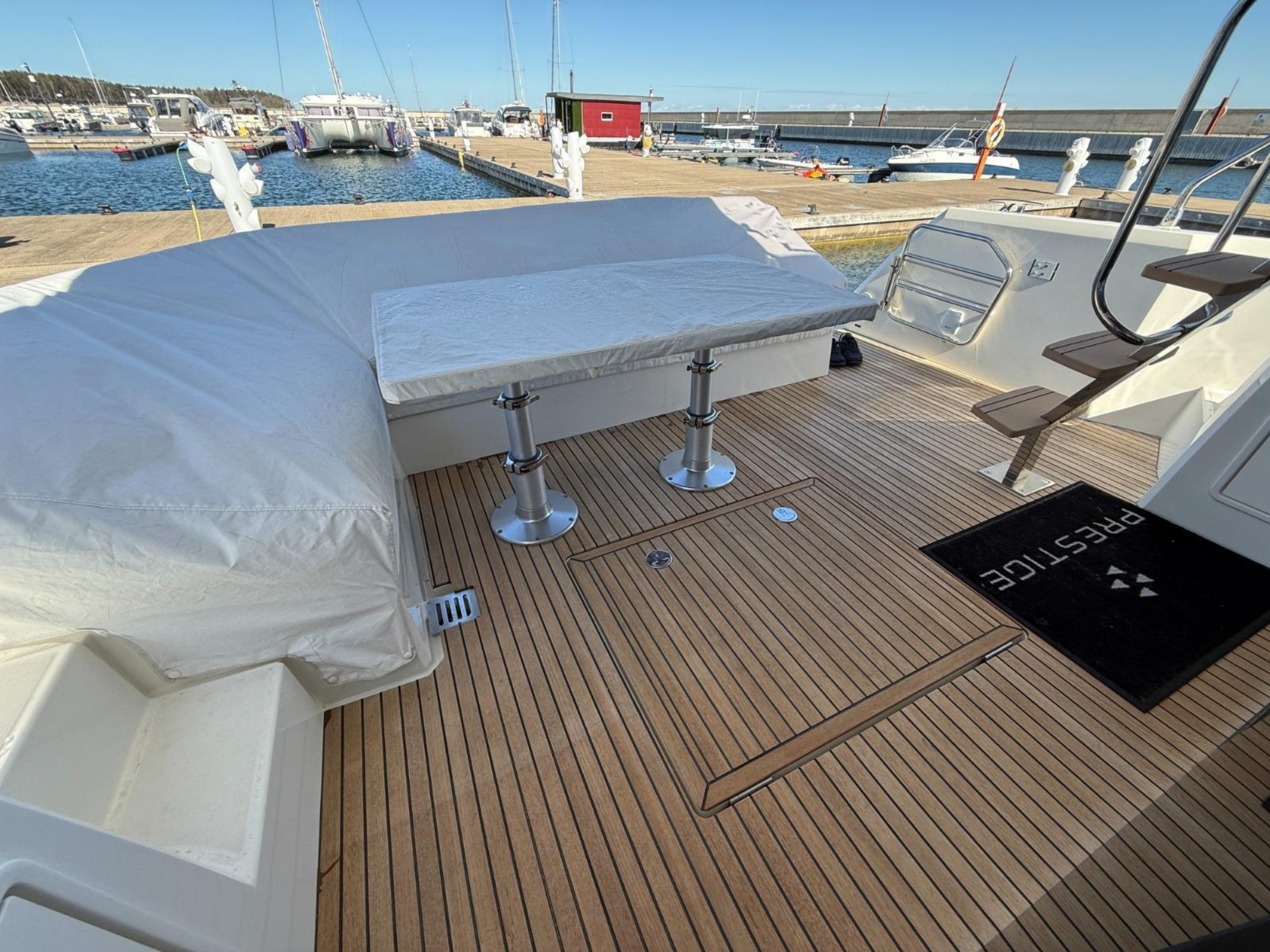 Prestige 460 FLY cockpit entertaining area