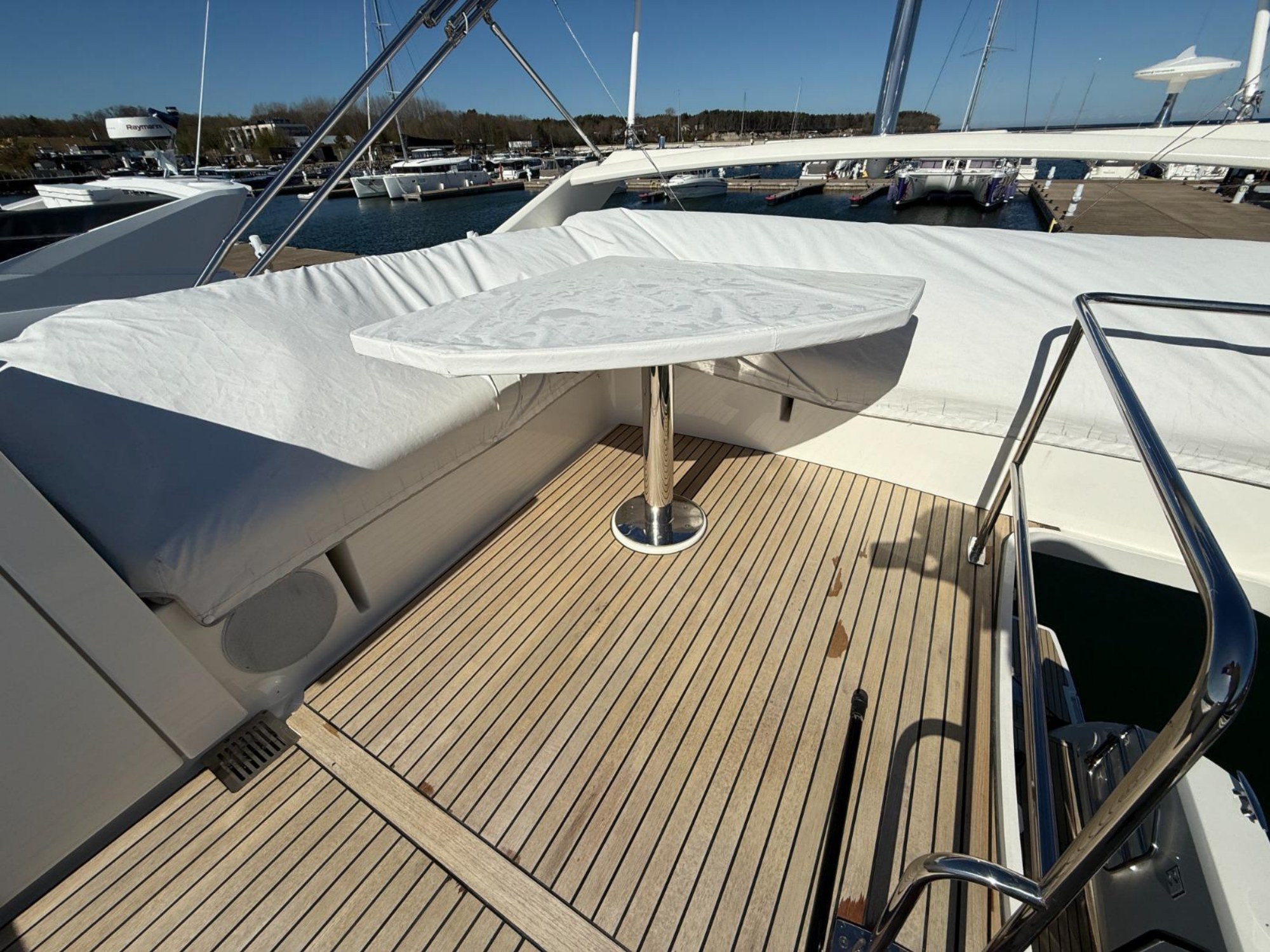 Prestige 460 FLY flybridge seating and dining area
