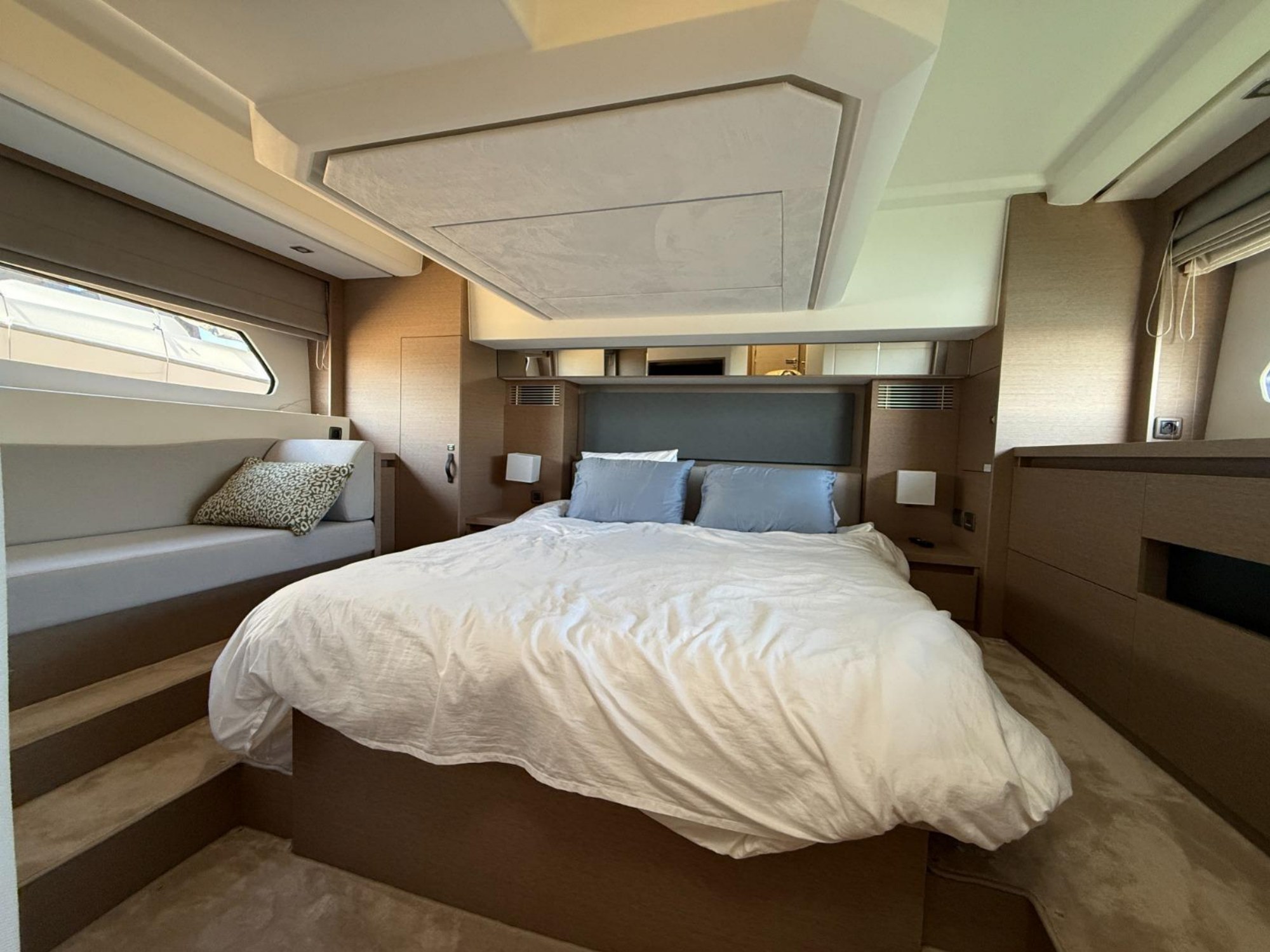 Prestige 460 FLY owner cabin