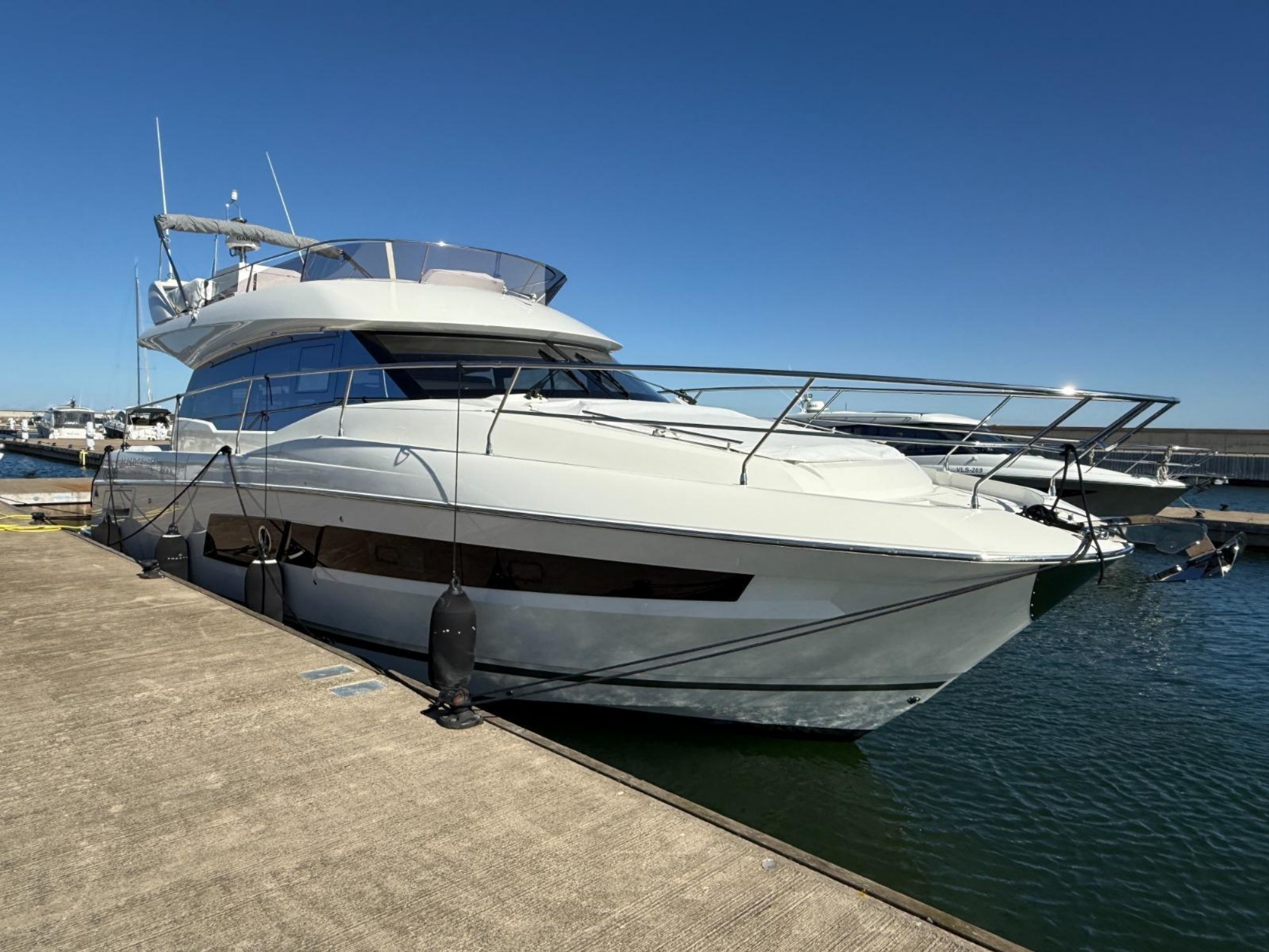 Prestige 460 FLY forward exterior profile