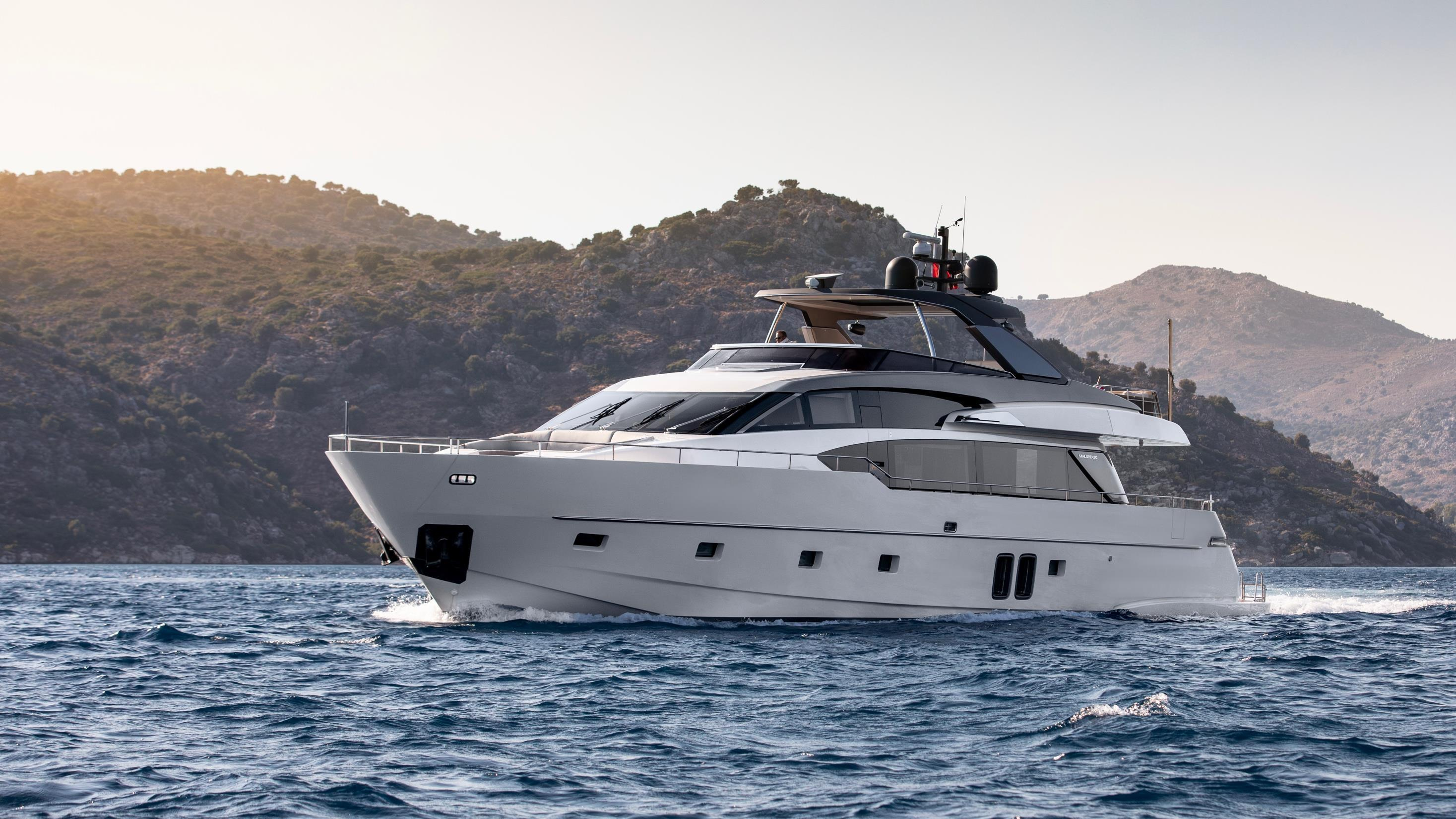 Sanlorenzo SL86 cruising off the Mediterranean coast