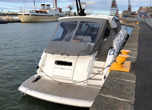 Sunseeker Predator 57 MKII stern and hydraulic platform