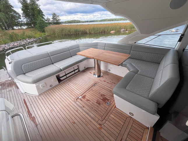 Sunseeker Predator 57 MKII cockpit seating