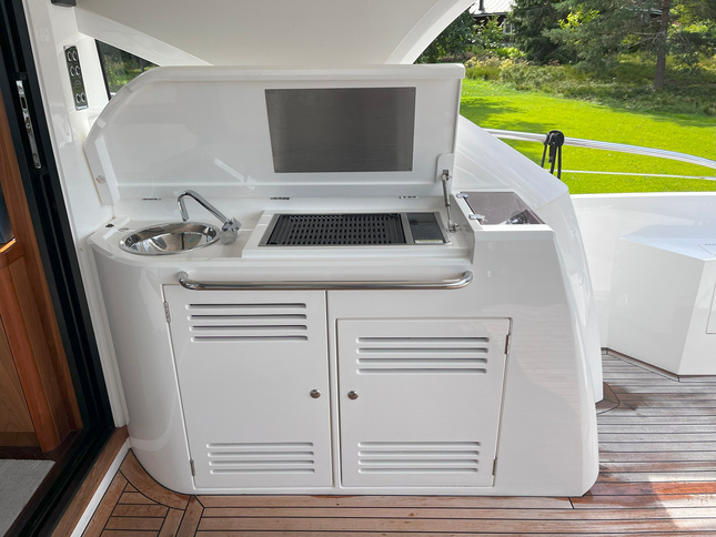 Sunseeker Predator 57 MKII cockpit wet bar