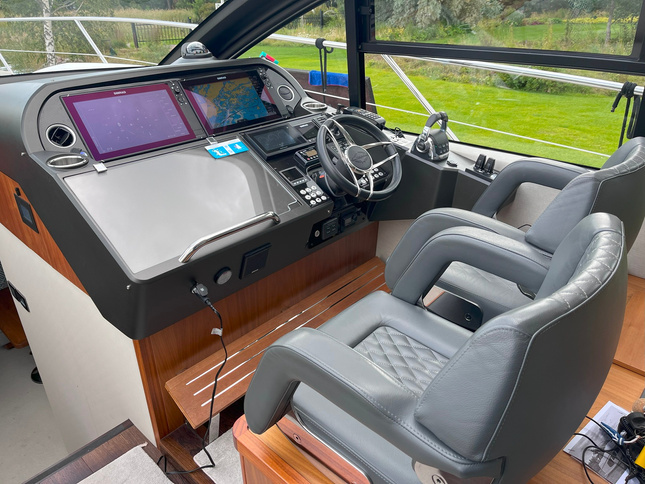 Sunseeker Predator 57 MKII helm station