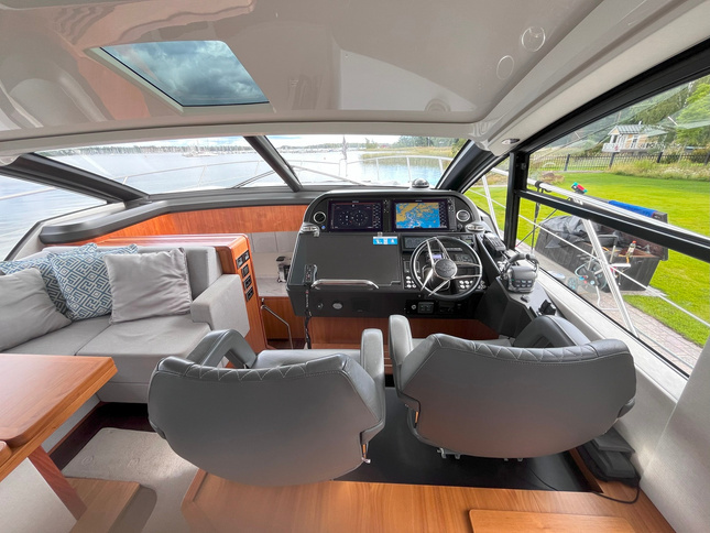 Sunseeker Predator 57 MKII helm and salon seating