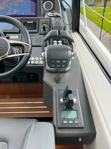 Sunseeker Predator 57 MKII helm controls