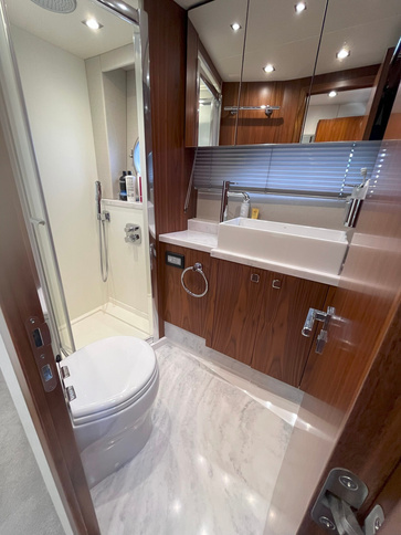 Sunseeker Predator 57 MKII bathroom