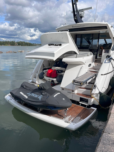 Sunseeker Predator 57 MKII stern with tender and bathing platform