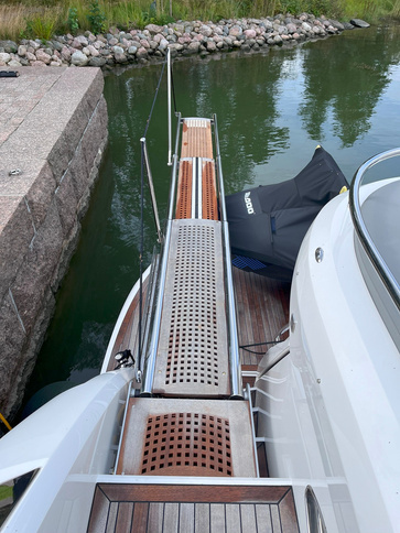 Sunseeker Predator 57 MKII hydraulic gangway