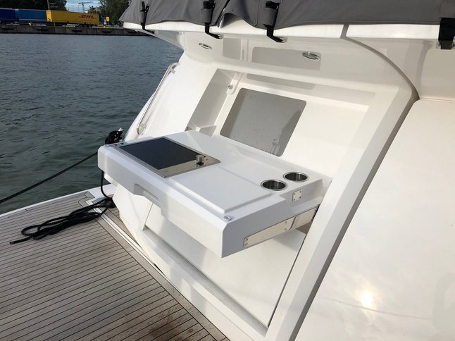 Sunseeker Predator 57 MKII tender garage detail
